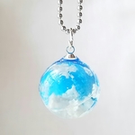 青空と雲の球体レジンのキーホルダー