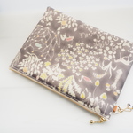 ★LIBERTY　Yoshie　ヨシエ　ライトグレー系　縮小柄　ポケット付きぺたんこポーチ　