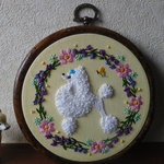 《送料込み》ラベンダー・プードルちゃんの刺繍壁飾り(白）