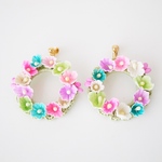 フラワーリースの耳飾り(ピアス)