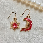 月と太陽のアシンメトリーピアス&イヤリング(押し花入り、レッド) 