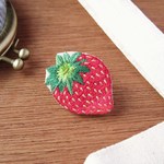 イチゴの刺繍ブローチ