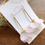 すりガラス風✿ゆらゆら花びらイヤリング・ピアス
