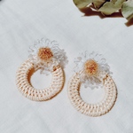 大ぶりクリアフラワーとラタンのピアス ナチュラルカラー