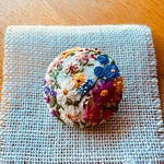 〜くるみボタンのブローチ〜 フランス刺繍