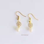 お花とマットパールのピアス/イヤリング/ノンホール樹脂ピアス