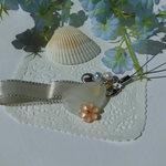 白のシーグラスとリボンのストラップ(花)