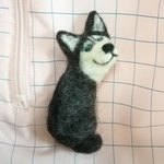 【羊毛】見返りハスキーブローチ「ん?なぁに??」【犬】