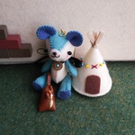小さなフエルトのくまちゃん（ティピーのチャーム付き）