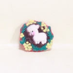 ミモザとアルパカさんのブローチ　羊毛フェルト刺繍