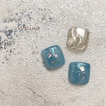 夏の新作🐬キラキラシェルのニュアンスフットネイルチップ〈 フットネイル  フットネイルチップ ネイル  ブルー ネイルチップ  夏 ニュアンス シェル 天然石  おしゃれ   〉