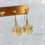 SWAROVSKI🍀クローバーのピアス／イヤリング ゴールデンシャドゥ