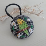 【刺繍】セキセイインコとデイジーのヘアゴム