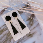 ウッドビーズのモノトーン樹脂ピアス