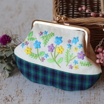 チェックが可愛い刺繍がま口ポーチ(グリーン)