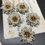 2個✦刺繍  シルバービーズ フラワーカボション