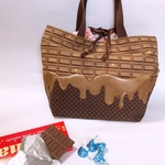巾着で閉じられる チョコレートのトートバッグ 