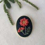 刺繍ブローチ3×4  朱色のガーベラ