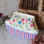 チェックが可愛い刺繍がま口ポーチ(レッド)