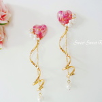 【再販】お花ハートとパール　　スターチス　～くるくるらせん～　イヤリング/ピアス/ハート/レジン/らせん/パール/ロング