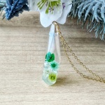 かすみ草の鉱石ネックレス　レジン