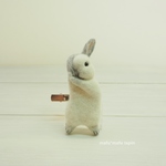 うさぎブローチ：お手入れポーズ（フロスティ）