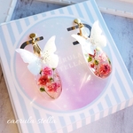 受注/14kgf変更可【夜光蝶とカーネーションのピアスorイヤリング】 レジンアクセサリー レジン 蓄光 光る 14KGF 赤 ピンク 雫 クリア 大人 ドライフラワー 花  浴衣 着物 和服 和装