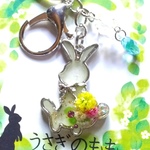 オルゴナイト　お座りうさちゃんキーホルダー