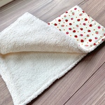 【イニシャル入れ可能】いちご柄のハンドタオル