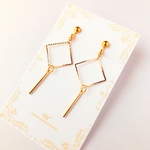 ローレットスクエアのシンプルピアス