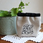 イニシャル 刺繍オーダー　生成りばねポーチ　 ミディアムサイズ