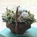 白いお花のバスケットアレンジ