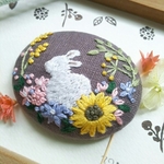 刺繍ブローチ★白うさと花畑