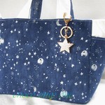 ★🌛夜空を思わせる★星・🌛月柄生地＆ホワイト合皮が素敵なサイドポケット付きツーウェイトートバッグ★🌛