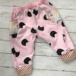 真珠様オーダー品【130】にゃんこ柄の半月ポッケのサルエルパンツハーフ丈