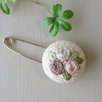  花刺繍の ブローチ(ストール)ピン   ペールピンク