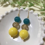 イエロー×ターコイズブルーのアンティーク調大ぶりピアス