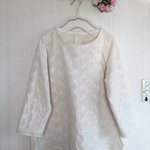 コットンダンガリー刺繍の後ろタックプルオーバー