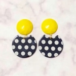 レトロポップな耳飾り イエローポリゴンカボション＆ブラック欠丸とホワイトドット ピアス イヤリング 大ぶり