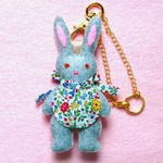 エプロンうさぎのバッグチャーム＊グレー色リバティ＊