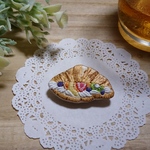 【期間限定セール】クロワッサンの刺繍ブローチ 〜フルーツサンド〜