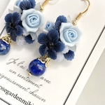 薔薇ブーケと天然石のフックピアス☆ラピスラズリ