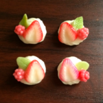 クリームとベリーのピアス（両耳用）