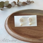 ビーズ刺繍と揺れるコットンパールのピアス