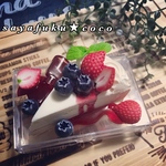 レアチーズタルトイチゴソースかけケース