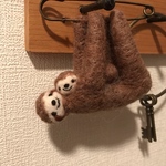 再販☆ナマケモノ親子のほほんブローチ