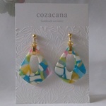 ホワイト＆カラフルのドロップチャームピアス/イヤリング