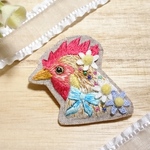ニワトリさんの刺繍ブローチ