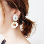 【数量限定】【 chimie vintage-524 】ヴィンテージBIGボタンとホワイトウッドリングのイヤリング・ピアス