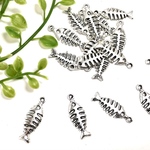 お茶目な フィッシュボーン チャーム 10個　魚 パーツ　シルバー　
